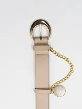 Cinto de cuero sintético color beige con hebilla metálica dorada y detalle de cadena colgante con dije circular.