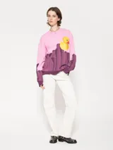 Pantalón de jean de tiro medio, corte recto y color blanco tiza con efecto símil cuero craquelado.