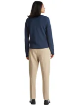 Sweater Tommy Hilfiger de cuello en V, confeccionado en pura lana. Presenta un diseño de corte regular con terminaciones enrolladas en cuello, puños y bajo, y el logo de la marca bordado en el pecho.