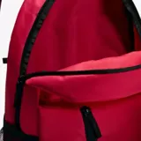 Mochila Nike Elemental color fucsia, con compartimento principal amplio y bolsillo frontal con cierre vertical. Presenta el logo de la marca estampado en color blanco en el frente.