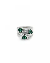 Anillo plateado con tres cristales verdes triangulares engarzados.