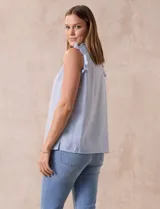 Blusa sin mangas color beige con rayas verticales finas, cuello redondo fruncido con escote en V y lazo con borlas.