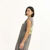 Vestido largo gris con cuello redondo y sisas amplias. Presenta un pequeño estampado en el pecho.