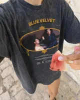 Remera oversize color marrón con efecto acid wash, corte holgado y estampa frontal de la película Blue Velvet.