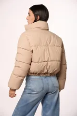 Campera bomber de nylon color negro, con cuello alto, cierre frontal y puños elásticos.