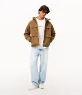 Campera utilitaria de poliéster color tostado, con capucha ajustable, cuello alto, cierre frontal con cremallera y solapa con botones a presión, y bolsillos frontales grandes con solapa.