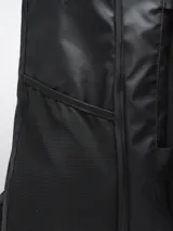 Bolso de viaje color gris oscuro, con múltiples compartimentos exteriores con cierre y elástico. Se puede usar como bolso de mano, mochila o al hombro con tira ajustable. Las tiras tipo mochila son guardables.