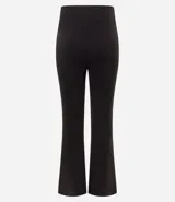 Pantalón de corte flare confeccionado en tejido piquet, con cintura alta y ajuste ceñido en caderas y muslos que se ensancha suavemente desde la rodilla.