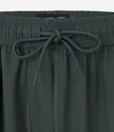 Bermuda masculina de tejido tecnológico en color verde oscuro, con diseño liso, cintura elástica con cordón interno de ajuste, bolsillos laterales y ruedo redondeado.