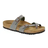 Sandalia Birkenstock modelo Mayari, color gris, con diseño de tiras cruzadas en el empeine y ajuste de hebilla. Cuenta con plantilla anatómica de corcho y suela de goma antideslizante.
