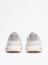 Zapatillas Tommy Hilfiger Classics de hombre, color blanco con detalles en gris y suela color caramelo. Confeccionadas en piel con interior de poliéster y suela de EVA dentada.