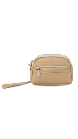Monedero compacto de símil cuero color beige, con doble compartimento principal con cierre y un bolsillo frontal con cierre. Incluye una correa de mano lateral.