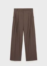 Pantalón de vestir marrón con trabillas, tiro medio, pinzas, diseño recto, bolsillos laterales y bolsillo de ribete en la parte posterior.