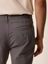 Pantalón bombacha de sarga azul marino, con pinzas en la cintura, bolsillos laterales y puños elásticos en los tobillos.