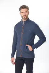 Cardigan de punto grueso color azul marino, con cuello alto, cierre frontal de botones y ribetes en contraste color marrón.