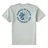 Remera verde de manga corta con cuello redondo y pequeño estampado circular en el pecho.