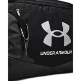 Bolso deportivo Under Armour modelo Undeniable 5 Duffle L, color negro con logo plateado. Cuenta con tecnología repelente al agua, compartimento ventilado para calzado o ropa sucia, bolsillos organizadores internos, correa de hombro acolchada extraíble y asas superiores.