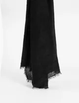 Pashmina de color azul intenso con textura de espiga y bordes desflecados.