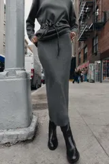 Falda midi de corte tubo confeccionada en tejido de punto con tacto suave y cintura elástica.