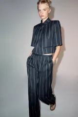 Pantalón de tiro medio de ZARA Woman Collection, confeccionado con mezcla de lino. Presenta diseño de rayas diplomáticas, bolsillos laterales, pinzas en el delantero y cierre frontal con cremallera, botón y ganchos metálicos.
