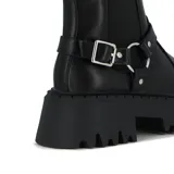 Bota negra de caña media, con elástico en los laterales, hebilla decorativa y suela track.