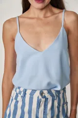 Musculosa celeste con breteles finos y escote en V.