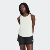 Musculosa deportiva New Balance color crema claro, con cuello redondo y corte holgado. Presenta un pequeño logo bordado en el pecho.