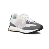 Championes urbanos New Balance modelo 327, con diseño retro inspirado en los años 70. Presentan una combinación de paneles de gamuza gris y nylon blanco, con el logo 'N' característico en el lateral y suela de goma con relieve extendido hacia el talón.