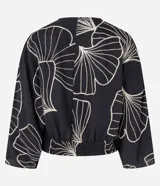 Blusa negra con estampado de hojas en color crema, escote en V y mangas 7/8.