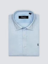 Camisa de hombre de corte clásico con cuello italiano, manga larga y cierre frontal con botones. Presenta un pequeño logo bordado en el pecho y está confeccionada en algodón.