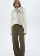 Pantalon de corte recto y estilo jogger, color verde militar, con cintura elástica, lazo ajustable y costuras decorativas frontales.