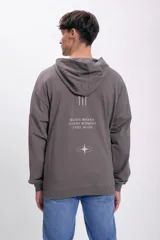 Canguro deportivo gris oscuro con capucha, bolsillo tipo canguro y logo pequeño en el pecho.