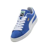 Championes Puma modelo Suede Classic, confeccionados en gamuza de color negro con la icónica franja lateral en blanco y el logotipo de la marca impreso en dorado metalizado en el lateral. Suela de goma texturizada en color blanco.