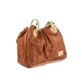 Cartera de cuero marrón con efecto gastado, asas de hombro en tono beige claro con herrajes metálicos dorados y detalles de costura fruncida en el frente.