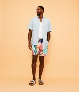 Camisa de hombre de manga corta confeccionada en mezcla de lino y algodón. Presenta un calce comfort, cuello camisero, cierre frontal con botones y un bolsillo en el pecho. Marca Marfinno.