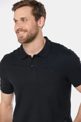 Remera polo de manga corta confeccionada en jersey de algodón, con cuello clásico, cierre frontal de botones y logo bordado en el pecho.