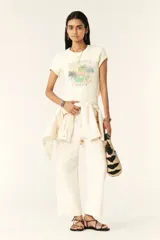 Remera crop de manga corta color crema, con cuello redondo y estampado de inspiración californiana.