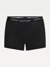Pack de tres calzoncillos tipo trunk de Tommy Hilfiger, confeccionados en mezcla de algodón y elastano. Presentan un diseño liso con cintura elástica personalizada con el logo de la marca.
