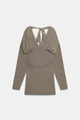Vestido corto de manga larga con escote en pico, diseño con frunces en el cuerpo y detalle de lazada en el cuello.