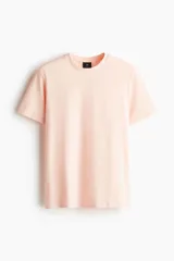 Remera de cuello redondo y manga corta, confeccionada en algodón liviano con corte estándar y bajo recto.
