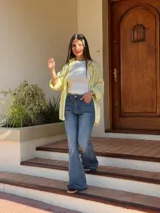 Camisa oversize a rayas de manga larga, con cuello camisero y cierre frontal de botones.