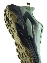 Championes de trekking Umbro Torren, color verde militar con suela negra y detalles en marrón. Presentan diseño técnico con cordones y capellada de malla transpirable.