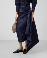 Falda midi azul marino con textura arrugada y drapeado lateral.