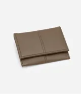Billetera plegable pequeña Satinato de material sintético en color marrón, con diseño de pespuntes verticales y cierre con solapa.