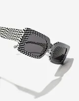 Gafas de sol unisex con montura rectangular de acetato con patrón a cuadros blancos y negros.