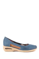 Zapato bajo de cuero color azul, con suela beige de goma con cámara de aire y detalle de abertura lateral.
