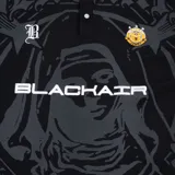 Camisa tipo polo roja de manga corta con cuello blanco y ribetes blancos en las mangas. Presenta un estampado grande en negro con una figura femenina en el centro, la palabra "BLACHAIR" y otros gráficos de estilo gótico/urbano.