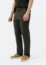 Pantalón de vestir color verde oscuro, de corte slim, con bolsillos laterales y traseros. Se ajusta a la cintura con botón y cierre.