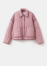 Chaqueta oversize acolchada de color rosado con diseño pespuntado en zigzag, cuello camisero, manga larga, bolsillos delanteros de parche y ribetes en contraste.