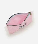 Neceser tipo sobre de color rosado con estampado de lunares blancos, ilustración de un gato con rodajas de pepino en los ojos y la frase "just chill". Cuenta con acabado acolchado matelaseado, volados de encaje blanco en los laterales y cierre superior con tirador en forma de corazón.